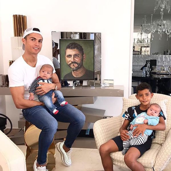 Кріштіану Роналду вшанував пам'ять батька і опублікував нове фото з дітьми. Португальський футболіст Кріштіану Роналду, вшанував пам'ять свого батька.