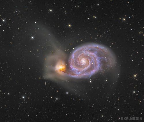 Нове вражаюче фото від Хаббла (фото). У центрі численної групи галактик, розташованої в напрямку сузір'я Волосся Вероніки, знаходиться галактика, оточена роєм зіркових гуртів.