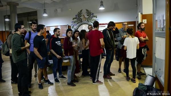 Референдум у Каталонії: люди ще до світанку почали збиратися на дільницях. Каталонці приходять на виборчі дільниці ще до їхнього відкриття, щоб відстояти своє право на волевиявлення. На окремі дільниці вже привезли бюлетені для голосування.