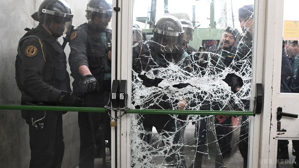 Поліція Іспанії розгромила ділянку, де мав голосувати лідер Каталонії Пучдемон. Правоохоронці вивели групу людей, що намагаються захистити виборчу дільницю. 