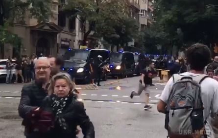 Справедлива Європа: Поліцейські відкрили вогонь по учасникам референдуму в Каталонії. Крики на вулицях і закривавлені люди.