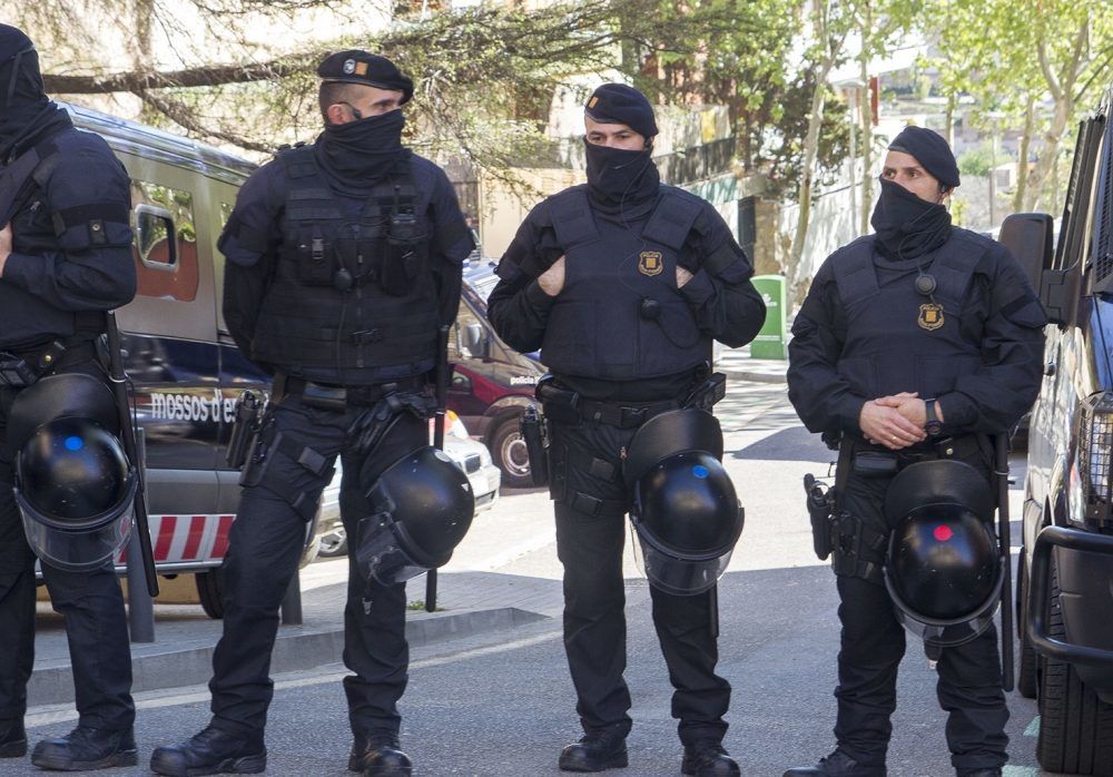 Суд Іспанії відкрив справу проти поліції Каталонії за бездіяльність. Офіційний Мадрид вважає, що поліція Католонії зайняла вкрай пасивну позицію