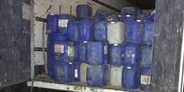 На кордоні з Молдовою вилучено 13,5 тонн контрабандного спирту. Українські прикордонники вилучили на кордоні з Молдовою 13,5 тонн контрабандного спирту.
