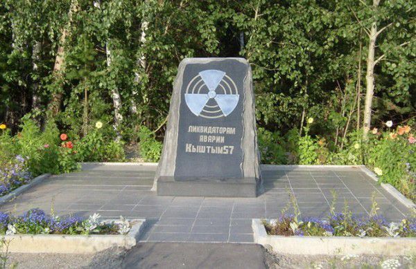 Ядерна катастрофа на Уралі. Киштимська аварія. 29 вересня 1957 року в 16 годин на території хімкомбінату «Маяк», що знаходився в закритому місті Челябінськ-40 (нині Озерськ), відбулася перша в СРСР радіаційна аварія — вибухнула ємність для зберігання радіоактивних відходів. 