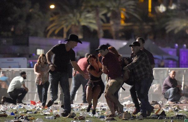 Лас-Вегас: подробиці найсмертельнішої стрілянини в історії США. Поліція повідомила, що чоловік, який відкрив стрілянину по глядачах музичного фестивалю, був убитий.