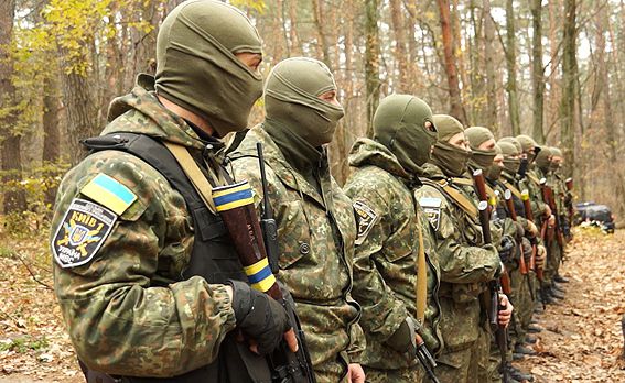 На Донбасі помітили російського військового у формі ЗСУ. Російського військового на Донбасі помітили в українській формі, поки він облаштовував бліндаж.