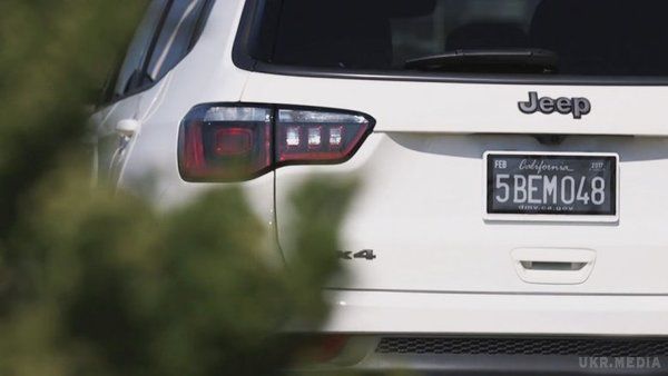 У США автомобілі обладнають електронними номерними знаками. Компанія Reviver тестує електронні номерні знаки в декількох штатах – Каліфорнії, Техасі, Арізоні і Флориді.