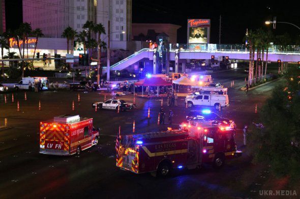 Поліція Лас-Вегаса стверджує, що понад 406 осіб були госпіталізовані після  розстрілу на кантрі-фестивалі. За даними видання, після стрільби в розважальному комплексі Mandalay Bay, 406 осіб були доставлені в лікарні, а 50 із них померли, в тому числі поліцейський з Лас-Вегасу.
