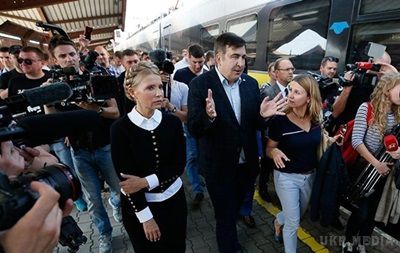 Нардепу Тимошенко вручили адмінпротокол про незаконному перетині держкордону. Тимошенко стала третім нардепом, якому вручили адмінпротокол про незаконному перетині держкордону у ПП "Шегині".