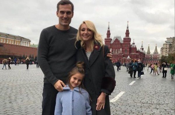 Крістіна Орбакайте поділилася рідкісним сімейним фото з дочкою і чоловіком. Крістіна влаштувала прогулянку по головних визначних пам'яток Москви та призвела улюблених на Червону площу.