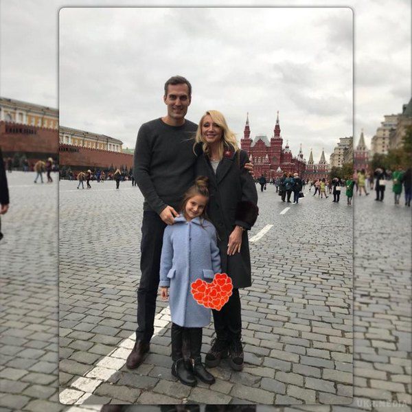 Крістіна Орбакайте поділилася рідкісним сімейним фото з дочкою і чоловіком. Крістіна влаштувала прогулянку по головних визначних пам'яток Москви та призвела улюблених на Червону площу.