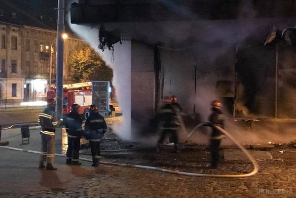 У Львові згоріло відділення Ощадбанку. Дані про виклик надійшли пожежним близько 02:40 ночі.