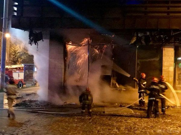 У Львові згоріло відділення Ощадбанку. Дані про виклик надійшли пожежним близько 02:40 ночі.