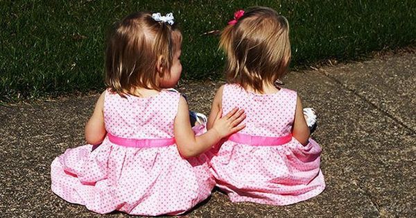 Ці близнюки народилися тримаючись за руки...Подивіться, що з ними зараз! (фото). Народилися два роки тому близнюки Дженна і Джилліан уславилися по всьому світу. Справа в тому, що дівчатка народилися, тримаючи одна одну за руки. 