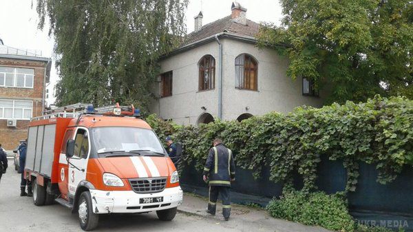 У Львові спалахнула пожежа в дитсадку (фото). З палаючого садка евакуювали 40 дітей, обійшлося без постраждалих.