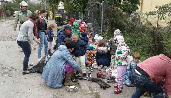 У Львові спалахнула пожежа в дитсадку (фото). З палаючого садка евакуювали 40 дітей, обійшлося без постраждалих.