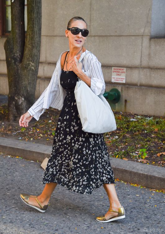Сара Джессіка Паркер та її 13 квіткових суконь (фото). На вечірці Airbnb в Брукліні вона з'явилася у сукні з дрібної плісировки довжини міді з об'ємними рукавами-ліхтариками.