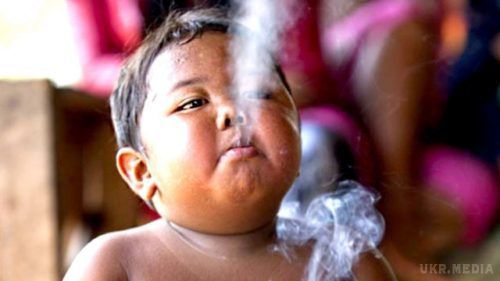 Сім років по тому: що сталося з 2-річним малюком, який викурював по 40 сигарет в день. Сім років тому, в 2010 році, світ здивувало відео, на якому 2-річний малюк з Індонезії курив сигарети. 