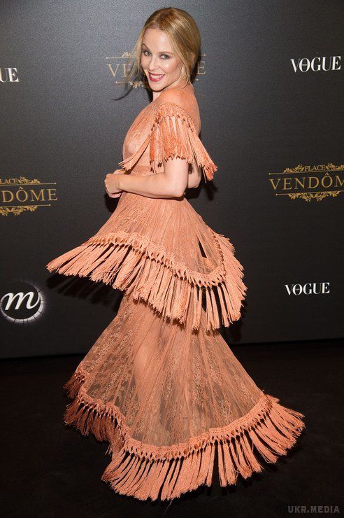 Емілі Ратаковски на вечірці в Парижі в м'ятою сорочці нарозхрист. У рамках Тижня моди в Парижі пройшла вечірка журналу Vogue.