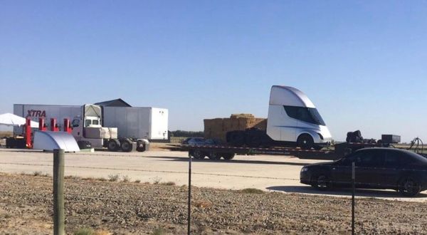 У мережі з'явилися шпигунські фото вантажівки від Tesla. Нещодавно Ілон Маск розповів, коли офіційно покажуть вантажівку Tesla.