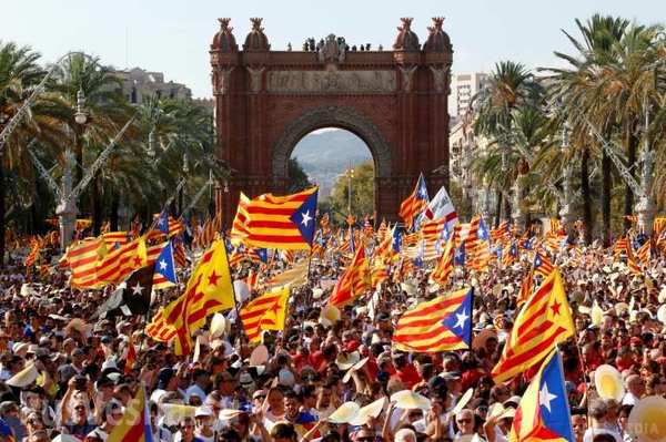 Каталонія оголосить про незалежність за декілька днів – влада регіону. Каталонія оголосить про незалежність за декілька днів – влада регіону Каталонія має намір уже за декілька днів офіційно оголосити про своє відокремлення від Іспанії. 