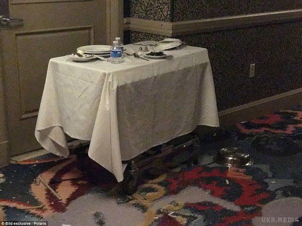 У Мережі з'явилися ексклюзивні фото з готельного номера Стівена Пэддока зроблені після того, як вбивця покінчив із собою. Кривава стрілянина у Лас Вегасі.