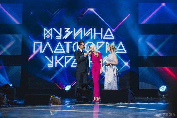 Ольга Горбачова вийшла на сцену в ефектному комбінезоні. Відома співачка представила номер на пісню "Повезло".