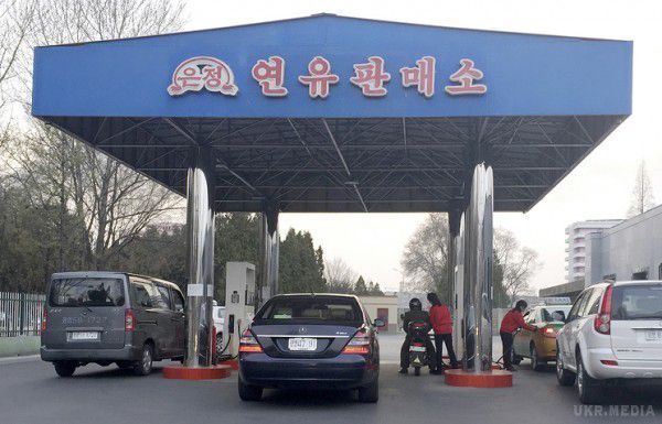 У КНДР введено заборону на продаж бензину всім, крім вищих чиновників. аборона поширюється на всіх, крім вищих північнокорейських чиновників.