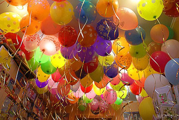Як надути літаючі кульки без гелію в домашніх умовах. Прикрашаємо кімнату до свята (відео).