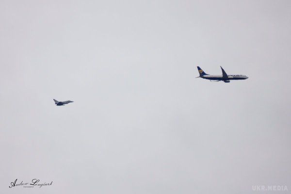 Британські винищувачі супроводжували пасажирський Ryanair до аеропорту. Два винищувачі Королівських військово-повітряних сил Великобританії були підняті для перехоплення пасажирського літака Ryanair після отримання сигналу тривоги.