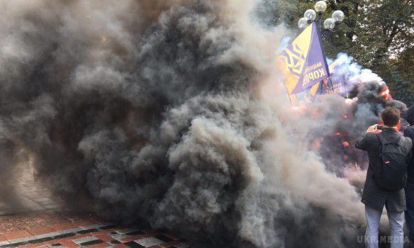 Під Радою протестують проти закону про реінтеграцію Донбасу палять фаєри. Візуально під парламентом зібралися кілька десятків молодих людей з прапорами ВО "Свобода", "Національного корпусу" і "Правого сектора". 