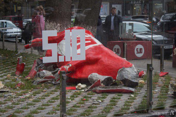 Офіс партії Балашова "5.10" атакували близько 30 молодчиків. З'явилися фото наслідків нападу на офіс партії Балашова в центрі Києва.