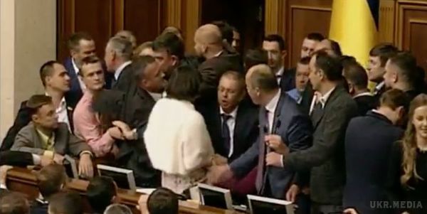  Через бійки в сесійній залі у засіданні Верховної Ради оголошено перерву (відео). У ВР сталася бійка між депутатами в результаті чого було оголошено перерву в сесійному залі.