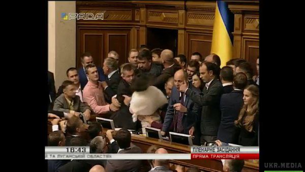  Через бійки в сесійній залі у засіданні Верховної Ради оголошено перерву (відео). У ВР сталася бійка між депутатами в результаті чого було оголошено перерву в сесійному залі.