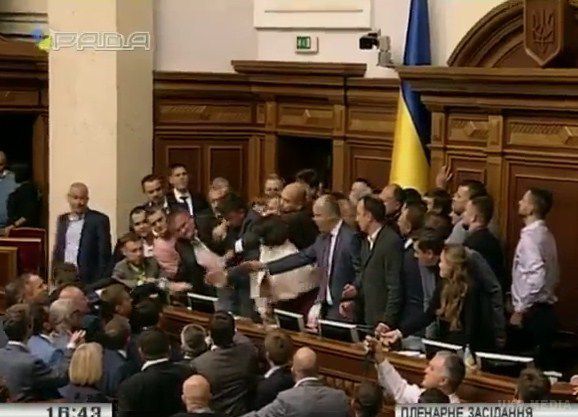 У Раді перенесли розгляд закону по Донбасу - з бійками та блокуванням трибуни (відео). Парубій оголосив компромісне рішення.