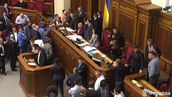 Депутатам вдалося домогтися виключення з документа спірного моменту з Мінськими угодами. Битва за законопроект по Донбасу триває.