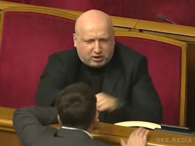 Турчинов - про Савченко: Це дрібниця, на яку я навіть не звертаю уваги. Депутат зламала мікрофон на трибуні Ради під час виступу секретаря РНБО.