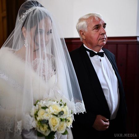 Українська комуністка-мільйонерка вийшла заміж за чоловіка у спідниці. Чоловіком мільйонерки виявився шотландець, тож і весілля було у Шотландії.