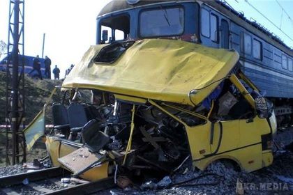 У Росії пасажирський автобус заглух на залізничних шляхах: у нього врізався потяг, багато загиблих. Люди їхали з Казахстану до Москви.