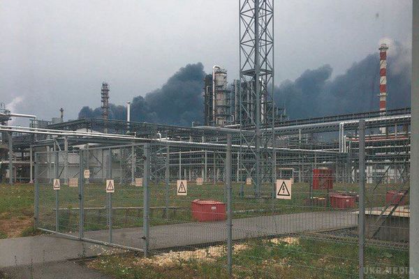 У Росії вибухнув нафтопереробний завод, є жертви. Полум'я сягало п'ятдесяти метрів заввишки.  .