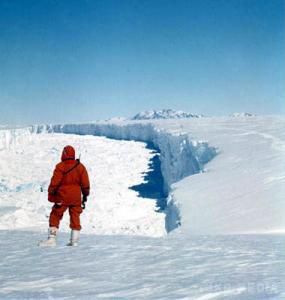 Вчені знайшли під кригою залишки невідомих науці істот віком 120 тисяч років. Вчені заявили, що гігантський айсберг, що відколовся від антарктичного льодовика Ларсена в липні 2017 року, відкрив цілу екосистему, — невідому та давню, — яку необхідно вивчати якомога швидше, поки вона не зникла.