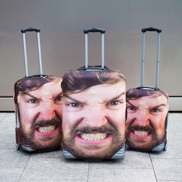 Британці виробляють чохли для валіз з портретом власника. Британська компанія Топки забавні чохли для валіз із зображенням осіб, щоб допомогти мандрівникам уникнути втрати багажу в аеропорту.