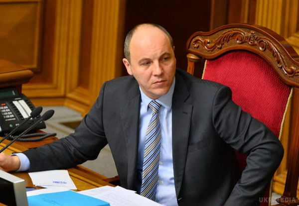 Рада затвердила в першому читанні законопроект Порошенко по Донбасу. Після штовханини біля трибуни за проголосували 233 народних депутатів.