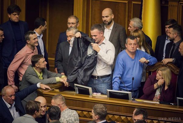 Свободівець Левченко заявив, що це він запалив димову шашку в Раді. Віце-спікер Ірина Геращенко, у свою чергу, вибачилася перед журналістами за поведінку народних депутатів.