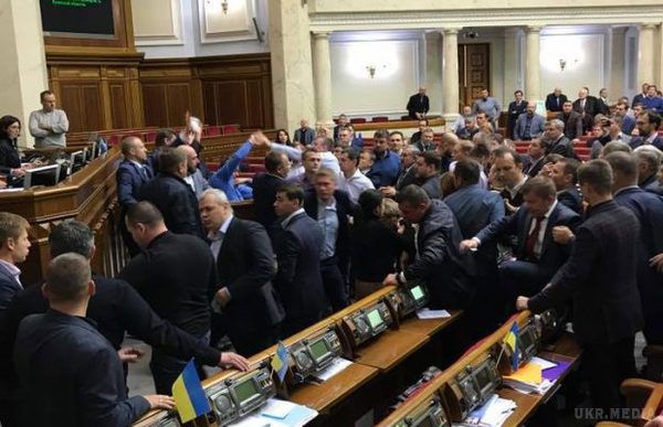 Рада погодилася продовжити особливий статус Донбасу. Парламентарії за скороченою процедурою таки погодилися підтримати документ.