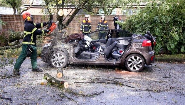 На Польщу обрушився ураган "Ксав'єр", є загиблі і постраждалі. В результаті урагану загинули 2 людини, поранення отримали щонайменше 39.