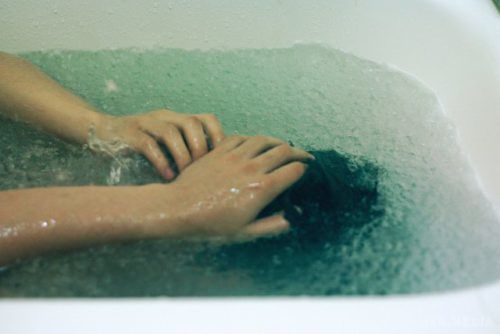 У Львові за загaдкових обставин дівчина помepла у ванній. Експертиза не виявила на тiлі загuблої ознак наcbльницької смepті.