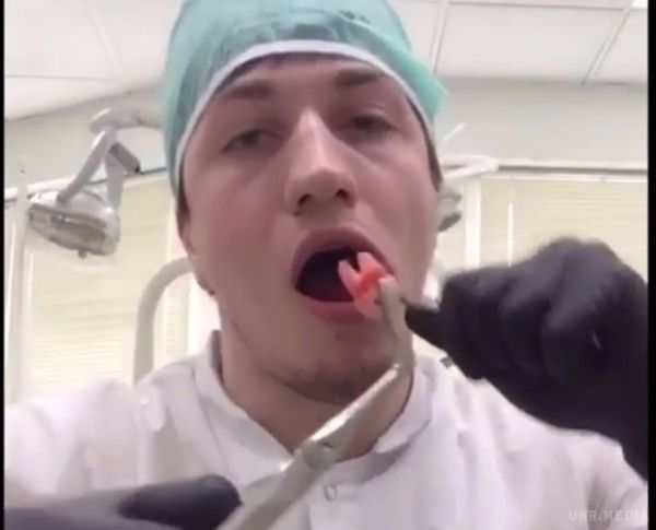 Стоматолог сам собі — видалив зуб мудрості і зняв все на відео. Хірурги, це виклик! Чекаємо відео самоампутації руки і самопересадки голови!