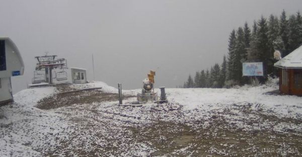 У Карпатах випав перший сніг. Гірськолижний курорт "Буковель" засипало першим снігом.