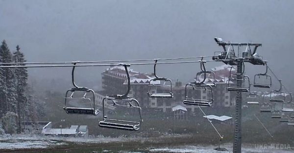 У Карпатах випав перший сніг. Гірськолижний курорт "Буковель" засипало першим снігом.